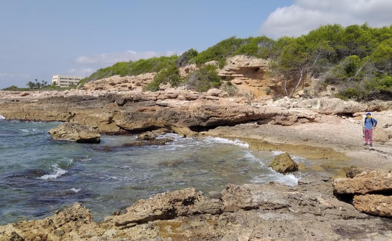 Photo of Font de la Parra with light sand &  pebble surface