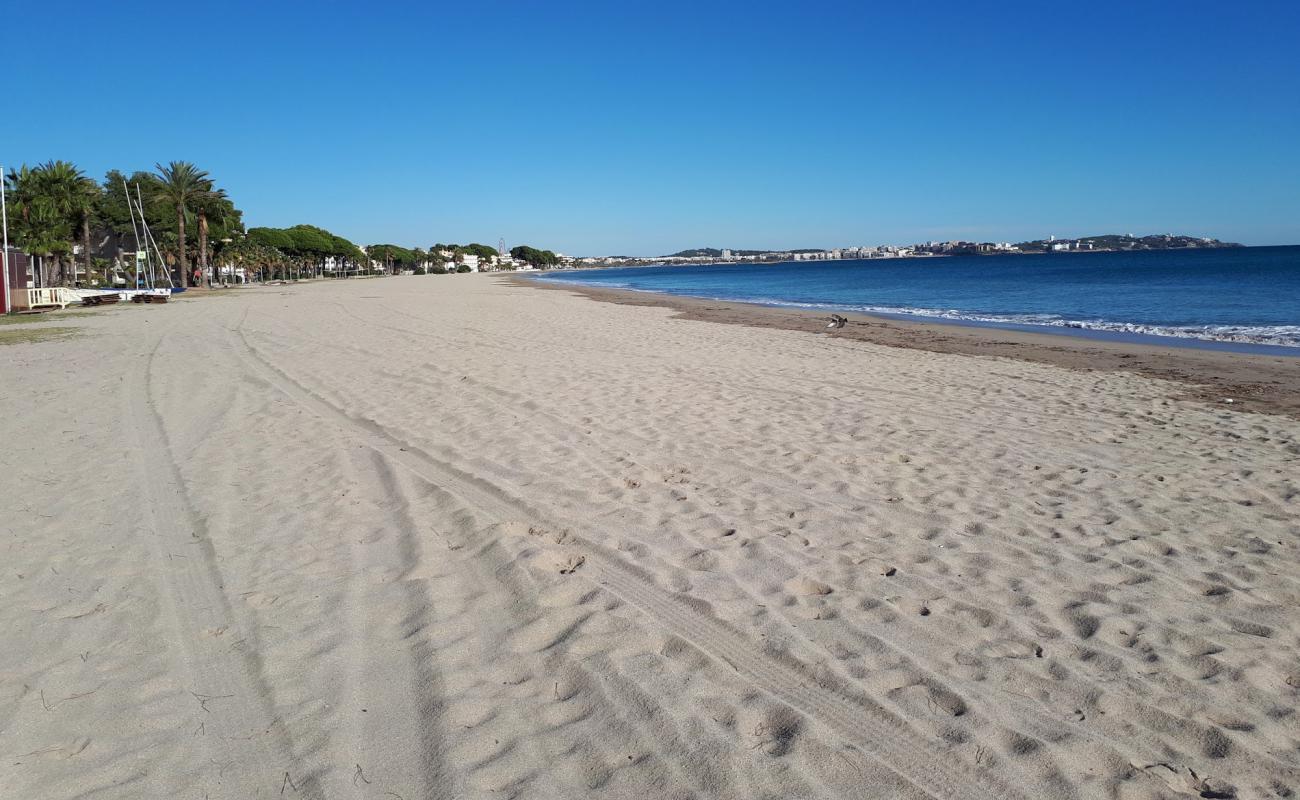 Photo of Platja de l'Esquirol with bright fine sand surface