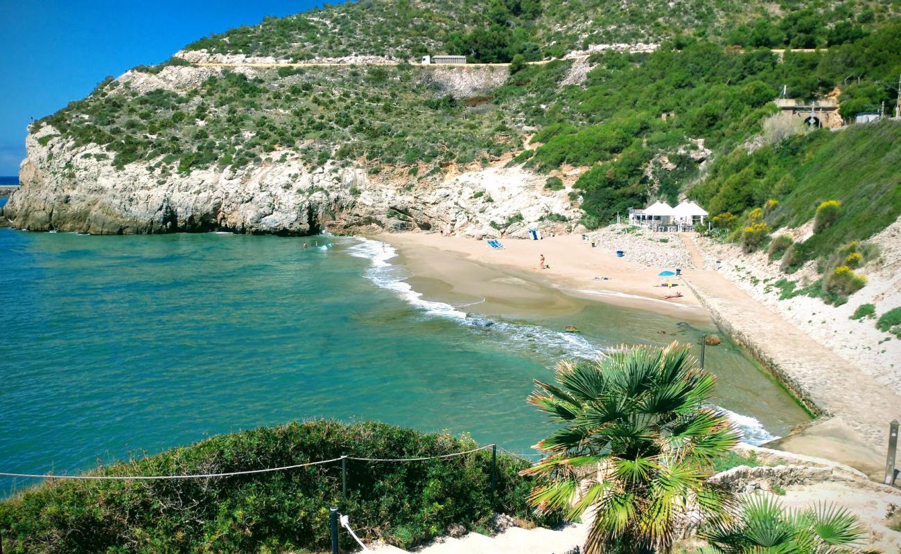 Photo of Cala Morisca with brown sand surface