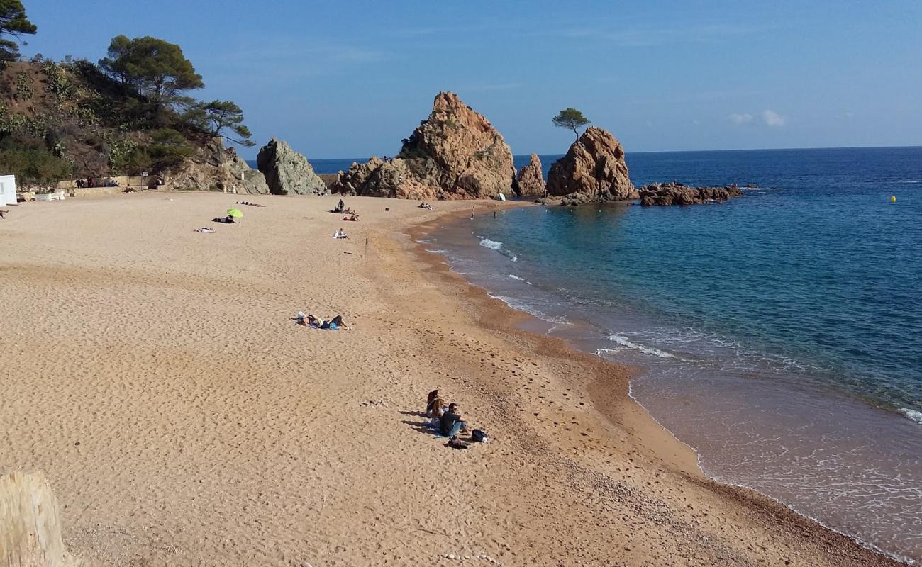 Photo of Mar Menuda Beach with bright shell sand surface