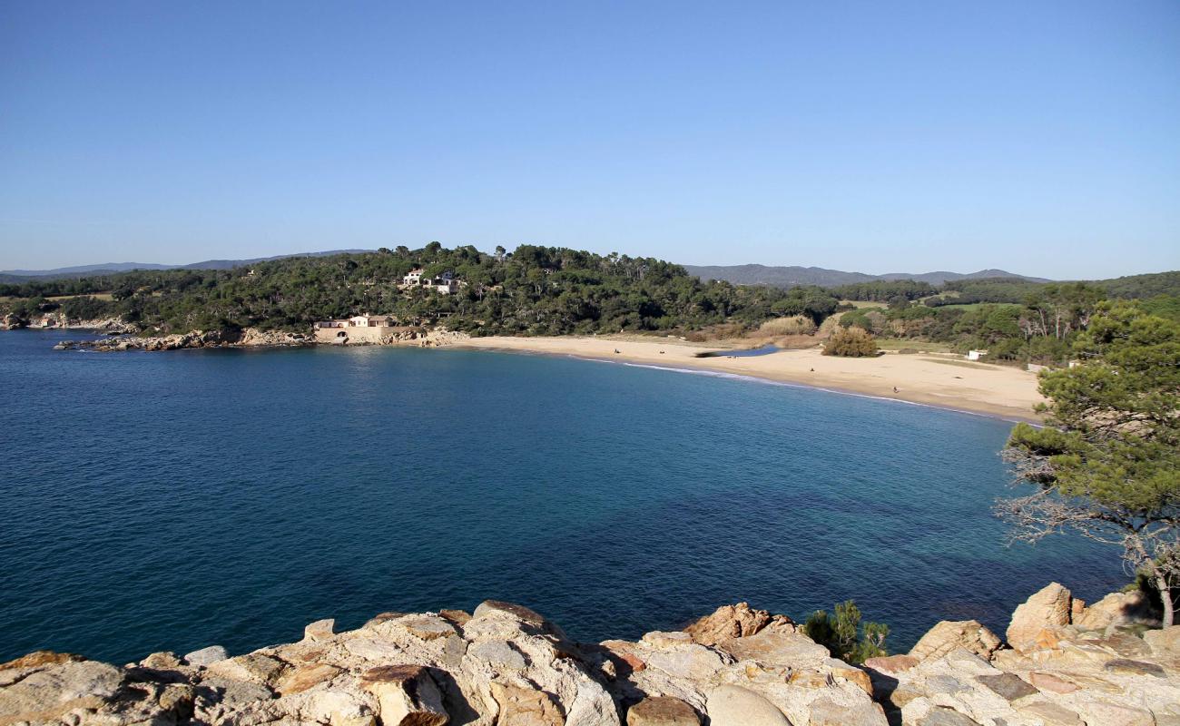 Photo of Castell de la Fosca beach with bright sand surface