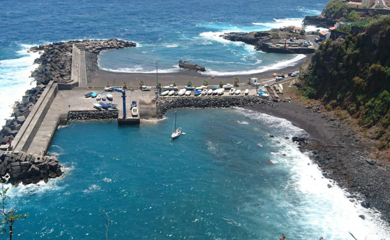 Photo of Puerto Espindola with black sand surface