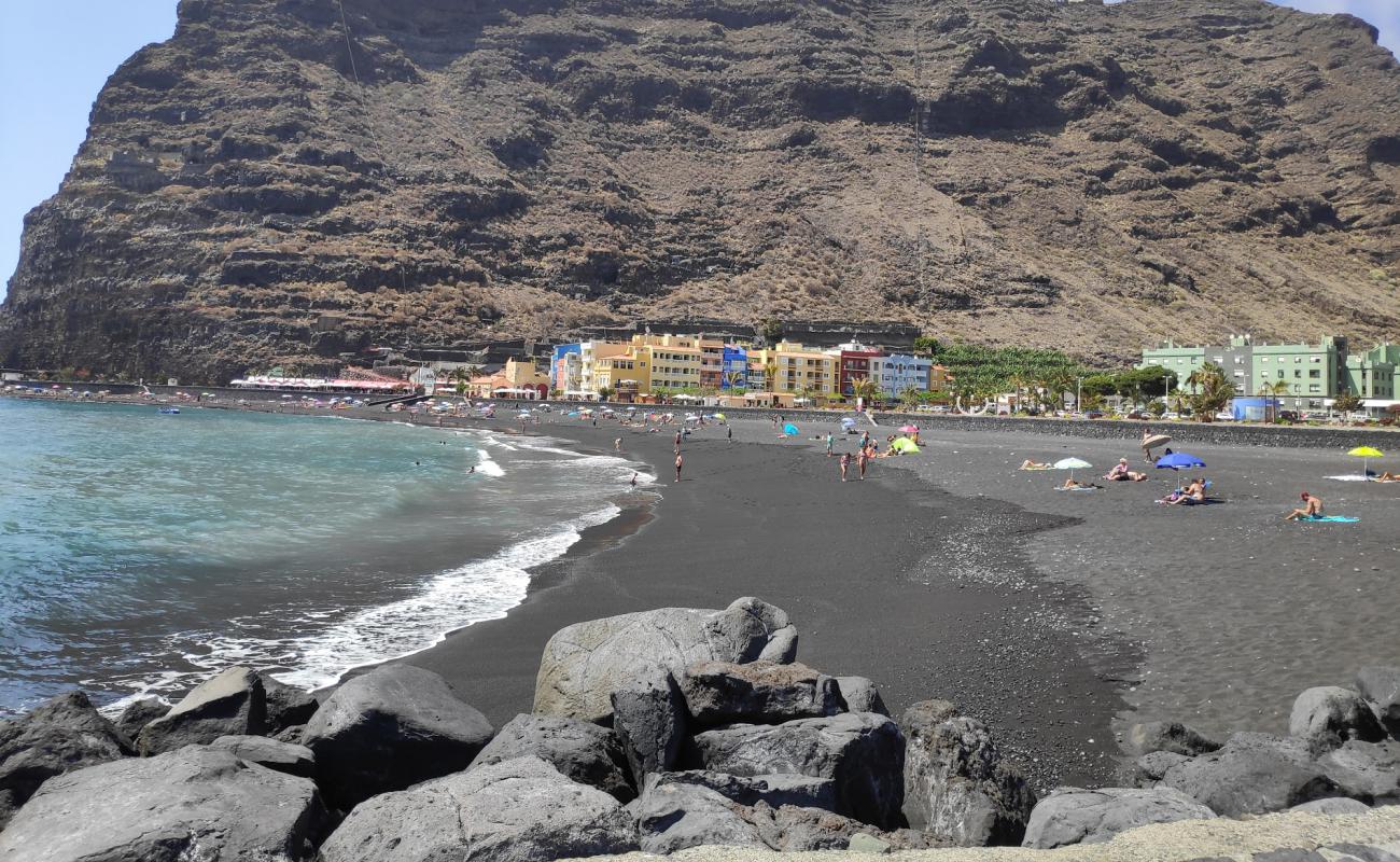 Photo of Puerto de Tazacorte with black sand surface