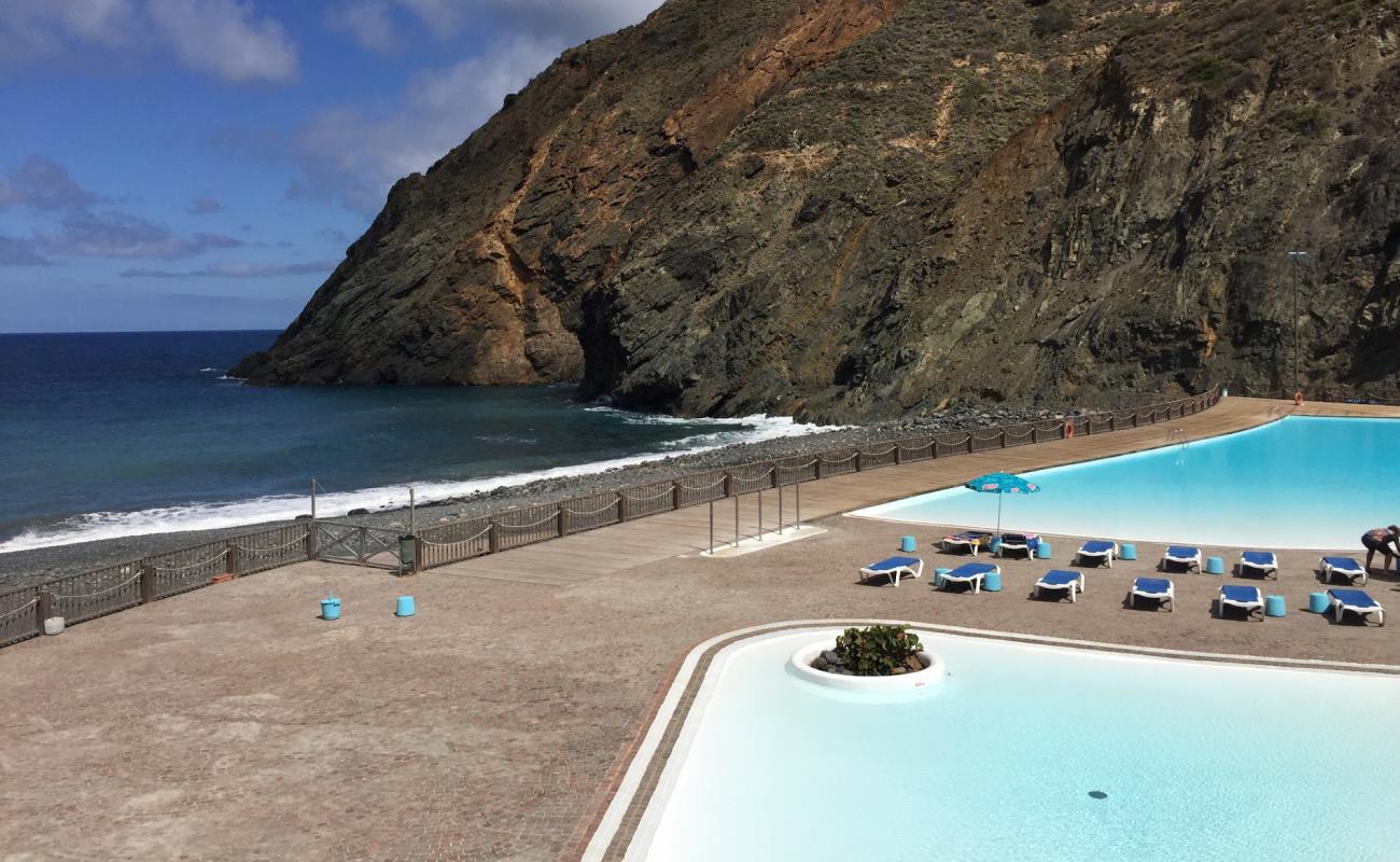 Photo of Playa de Vallehermoso with gray sand &  rocks surface