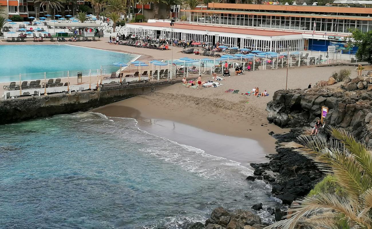 Photo of Playa La Ballena with brown sand &  rocks surface