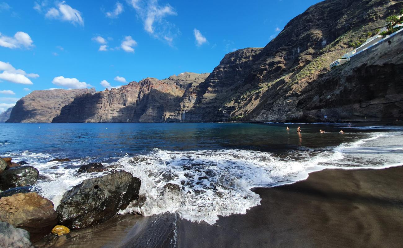 Photo of Playa de los Gigantes with gray sand surface