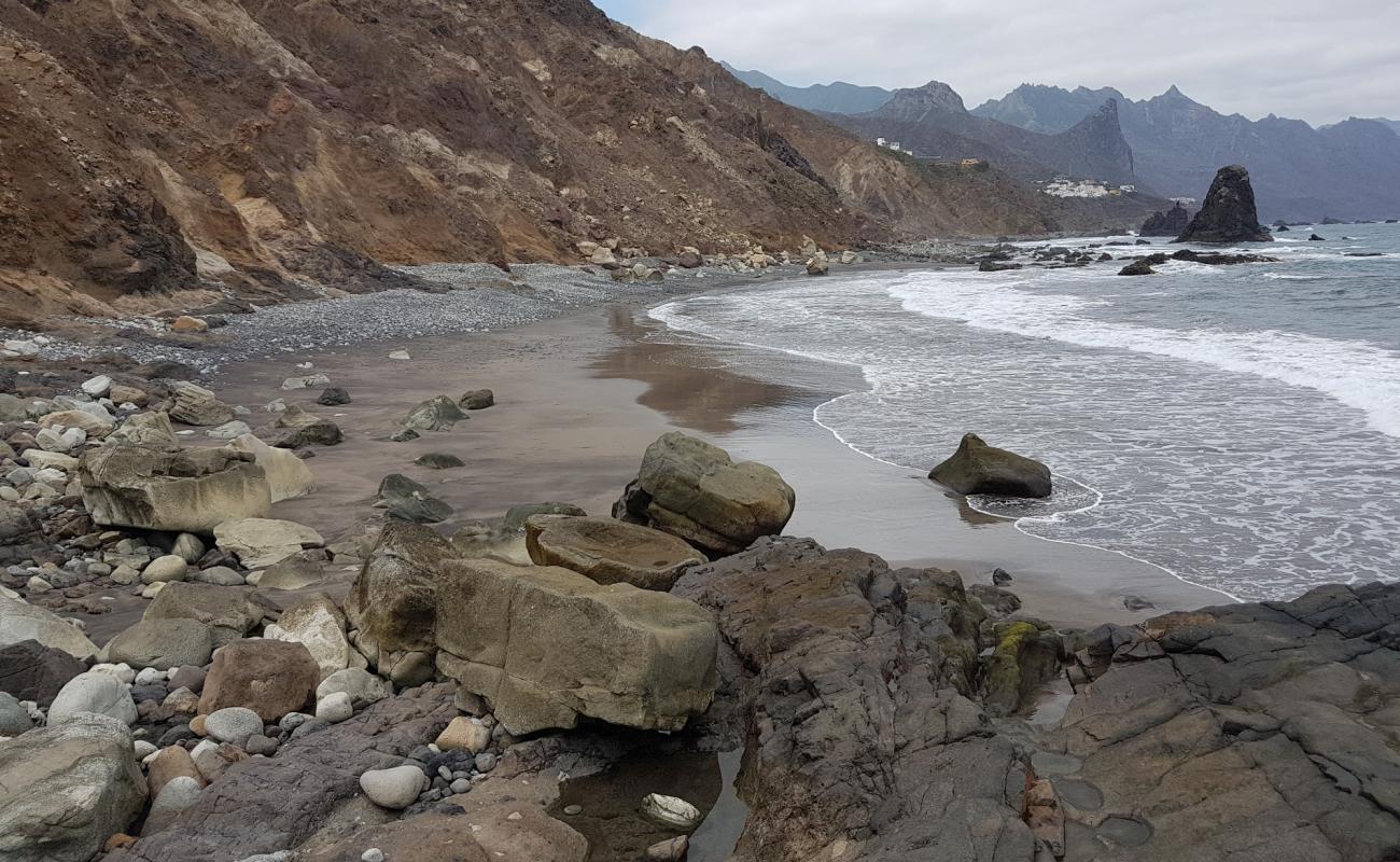 Photo of Playa Fabian with gray sand &  pebble surface