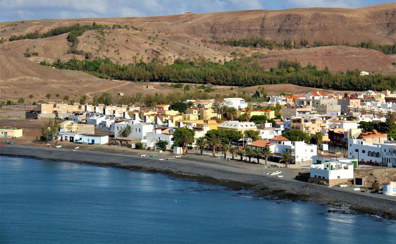 Photo of Playa la Lajita with gray sand &  rocks surface