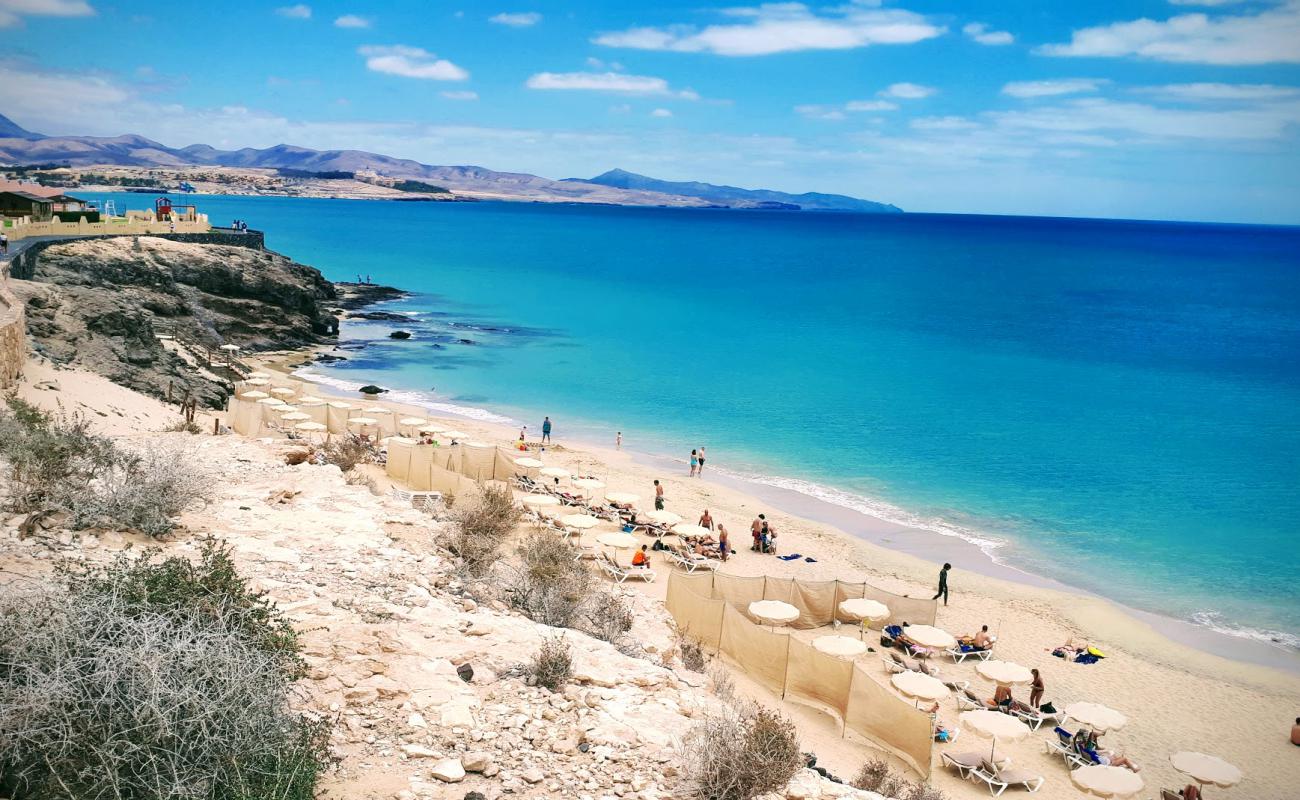 Photo of H10 beach with bright fine sand surface