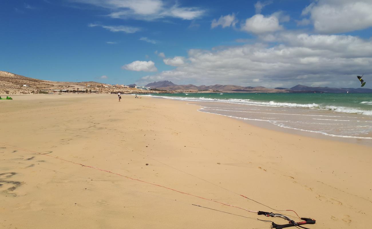 Photo of Playa de Sotavento de Jandia with brown fine sand surface