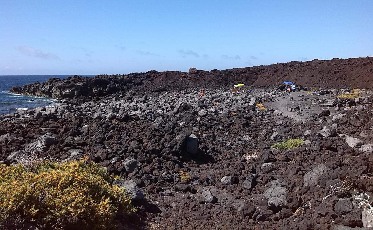 Photo of Playa de Cho Gregorio with rocks cover surface