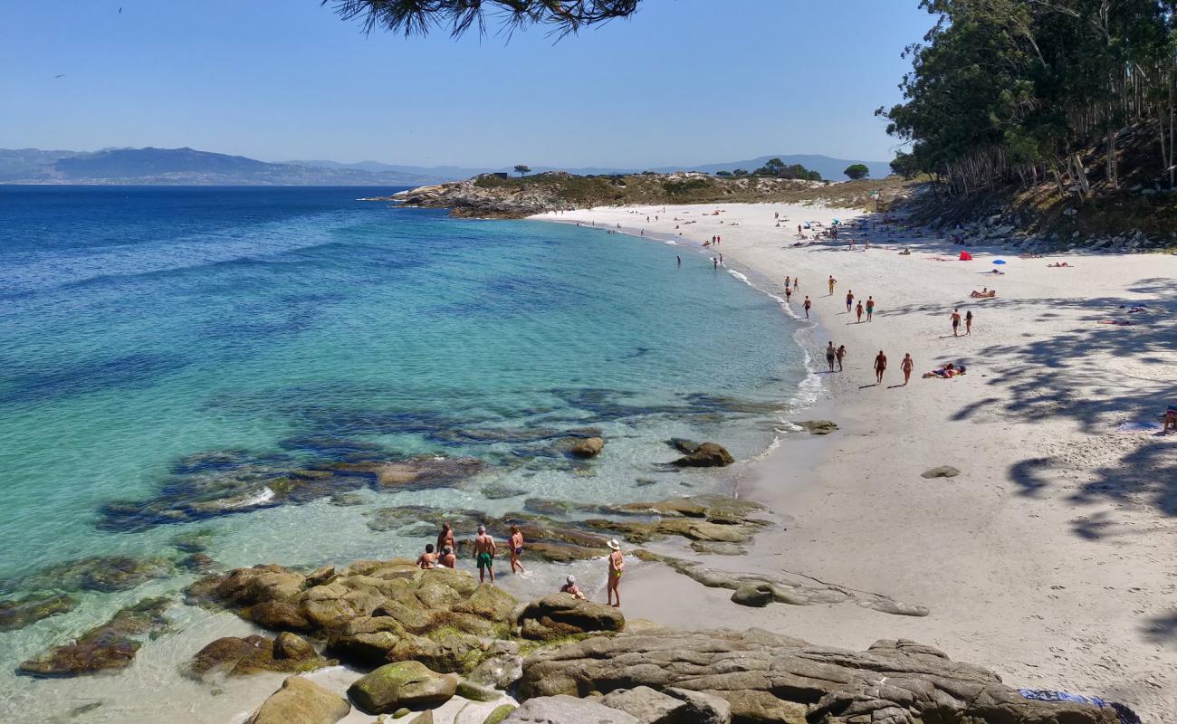 Photo of Praia de Figueiras with white fine sand surface