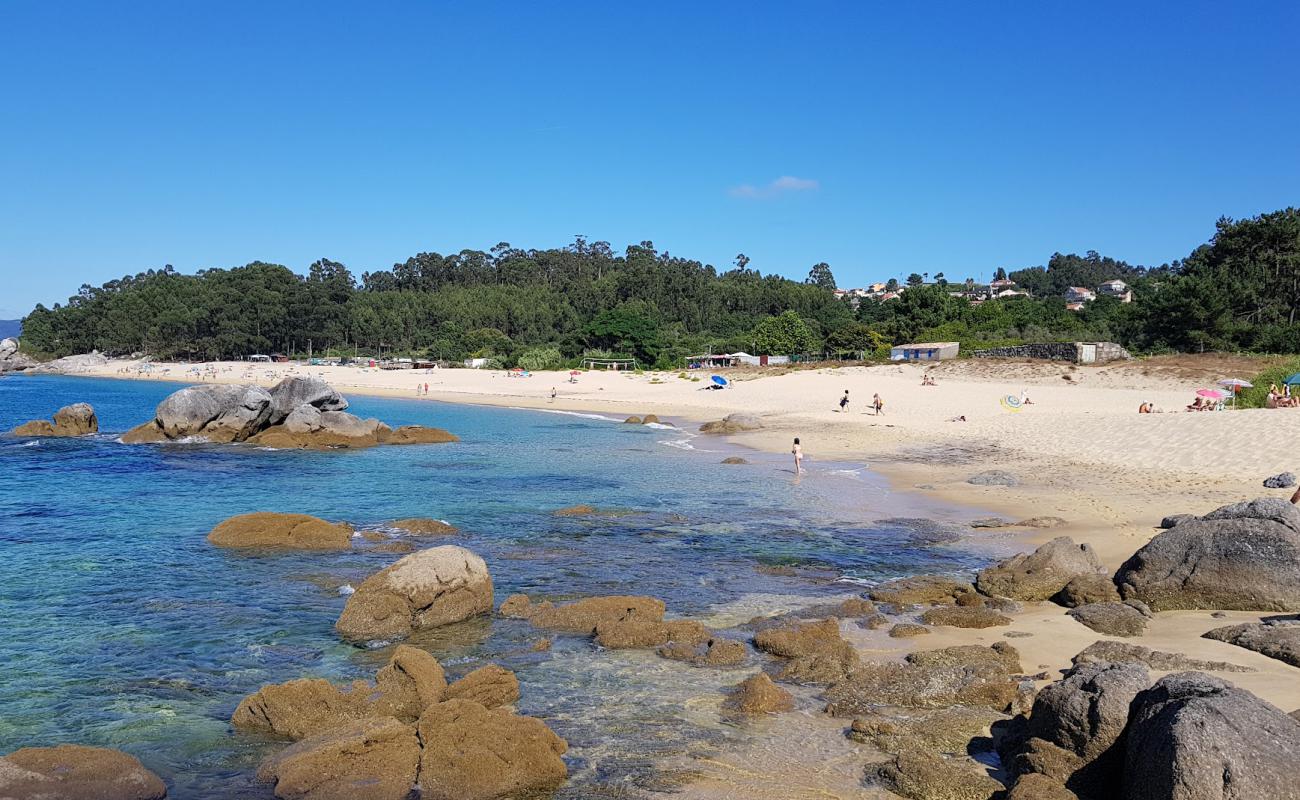 Photo of Praia de Tulla with bright fine sand surface