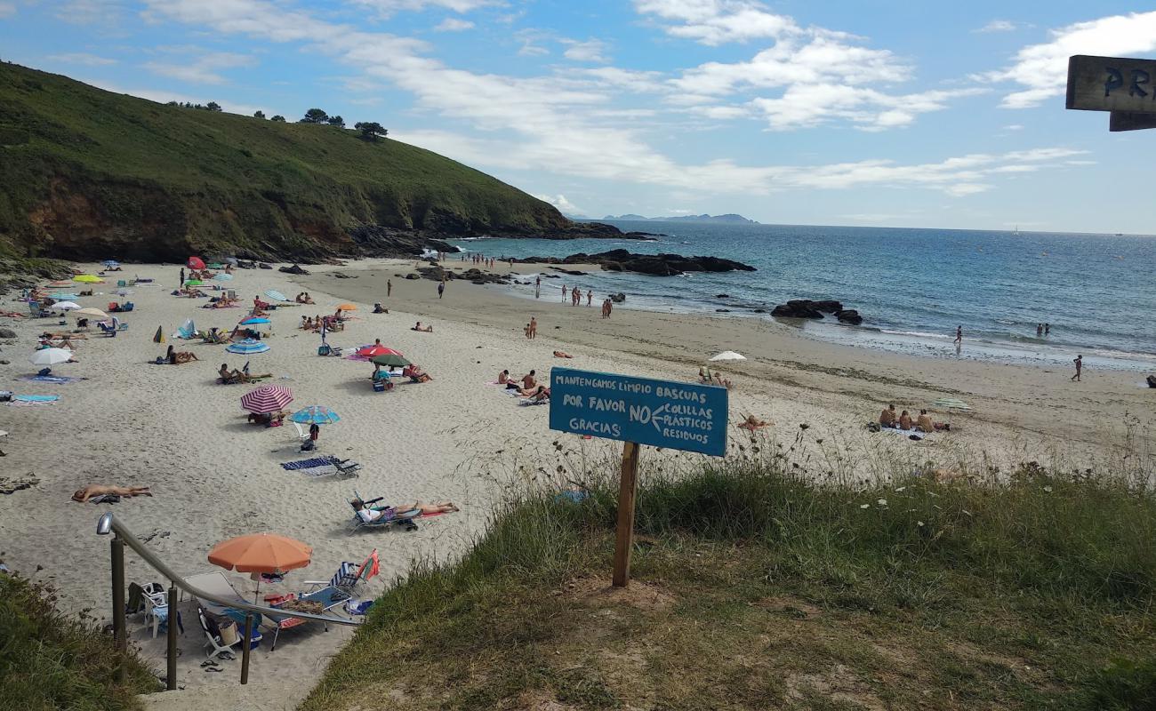 Photo of Bascuas beach with white fine sand surface