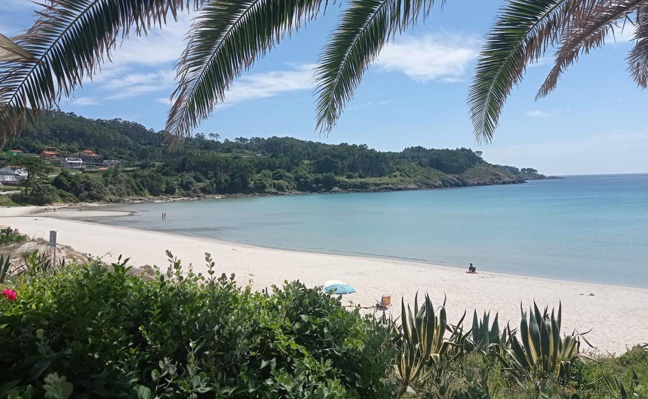 Photo of Praia de Estorde with white fine sand surface