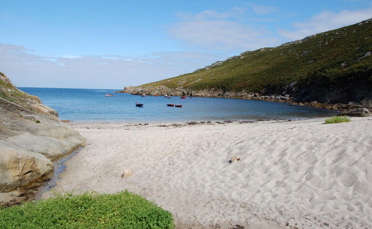 Photo of Praia da Barda with white sand surface