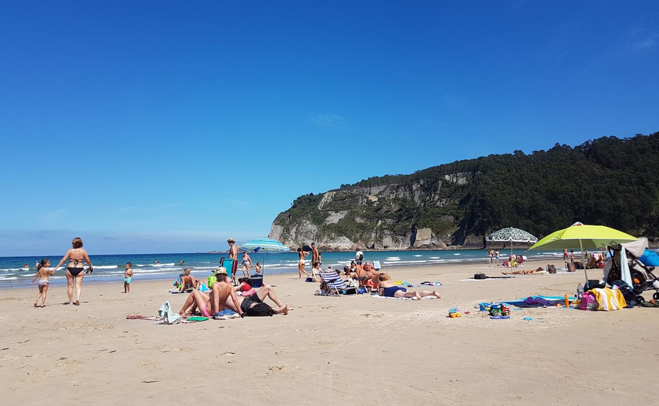 Photo of Concha de Artedo with gray sand &  pebble surface