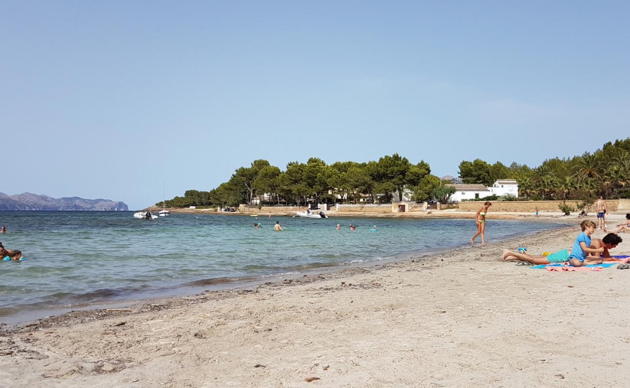 Photo of Platja Es Morer Vermell with bright sand surface