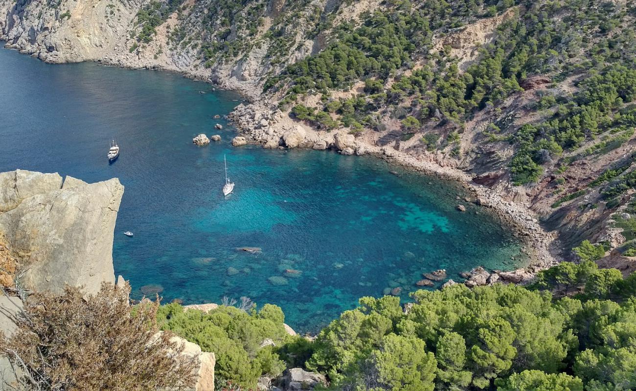 Photo of Cala en Basset with rocks cover surface