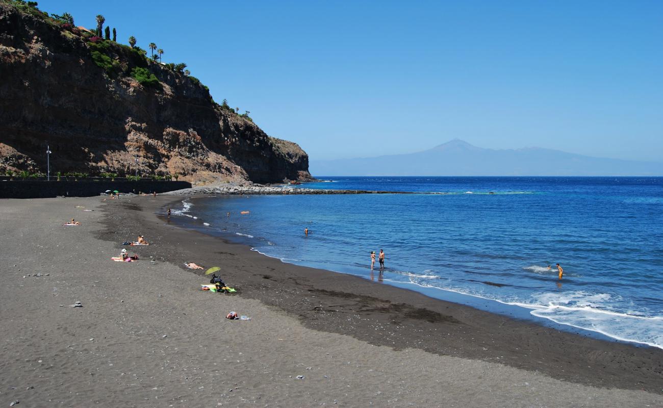 Photo of Playa de la Cueva with gray sand &  pebble surface