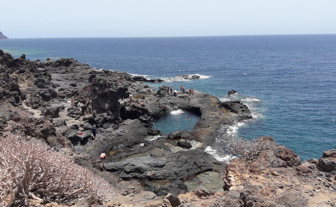 Photo of Playa Y Piscinas Naturales with rocks cover surface