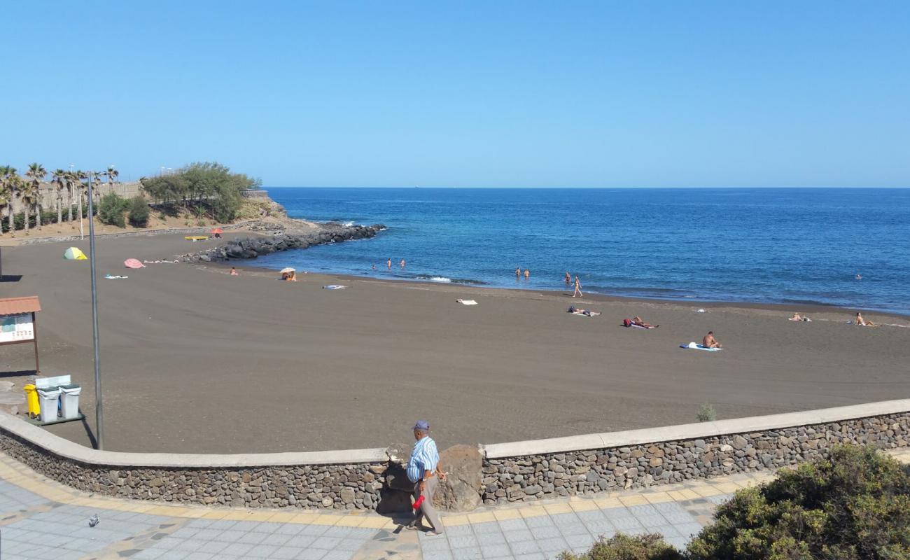 Photo of Playa del Pozuelo with gray sand surface