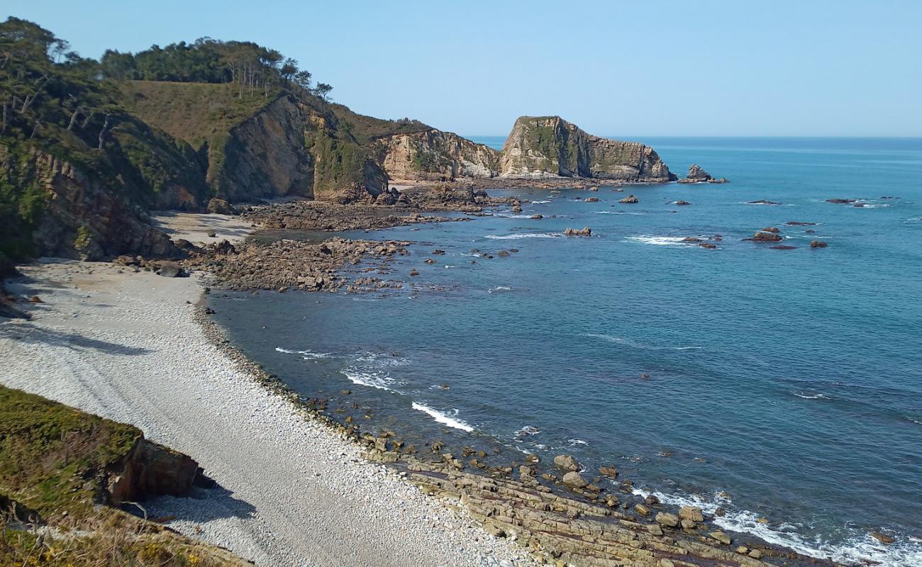 Photo of Playas de Armaza y El Barco with gray pebble surface