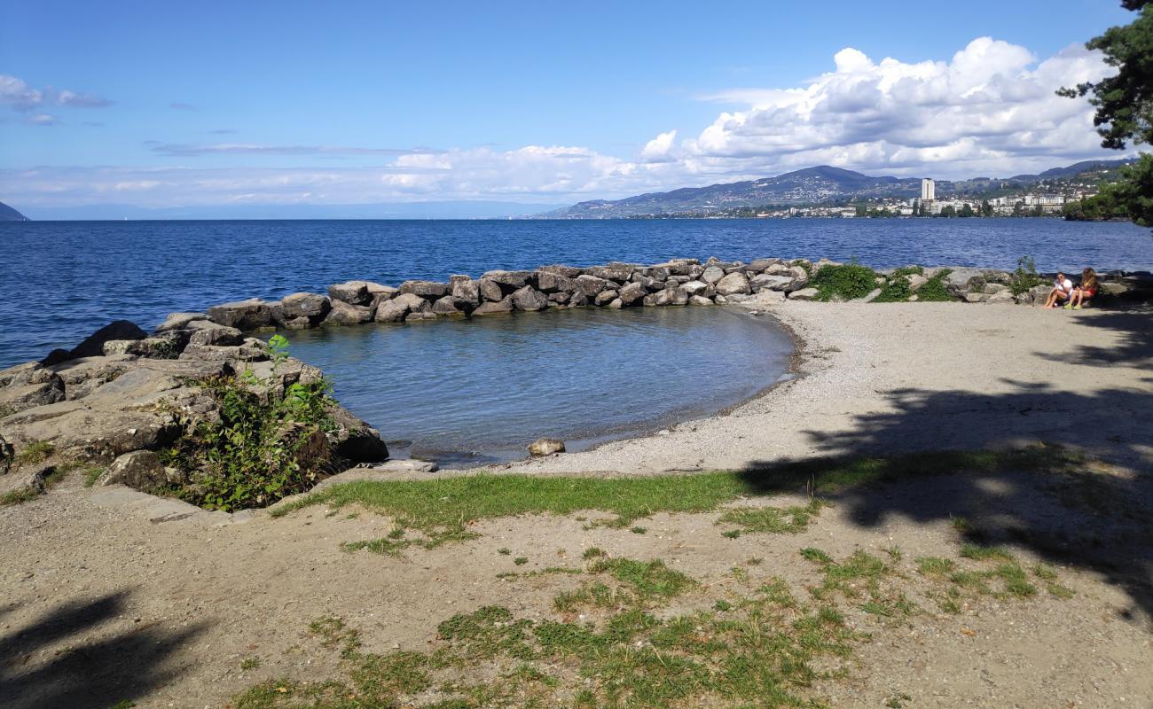 Photo of Plage du Chateau de Chillon with gray fine pebble surface