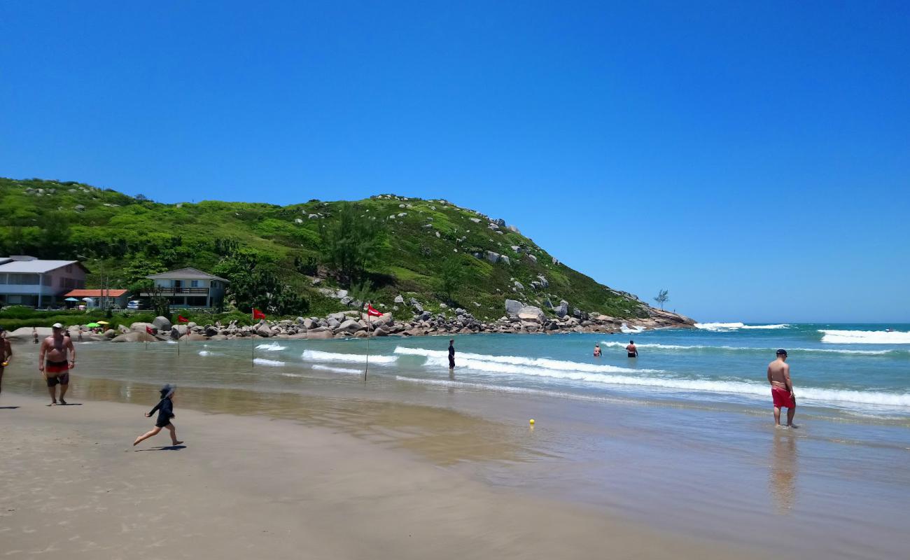 Photo of Itapirubá Beach with bright fine sand surface