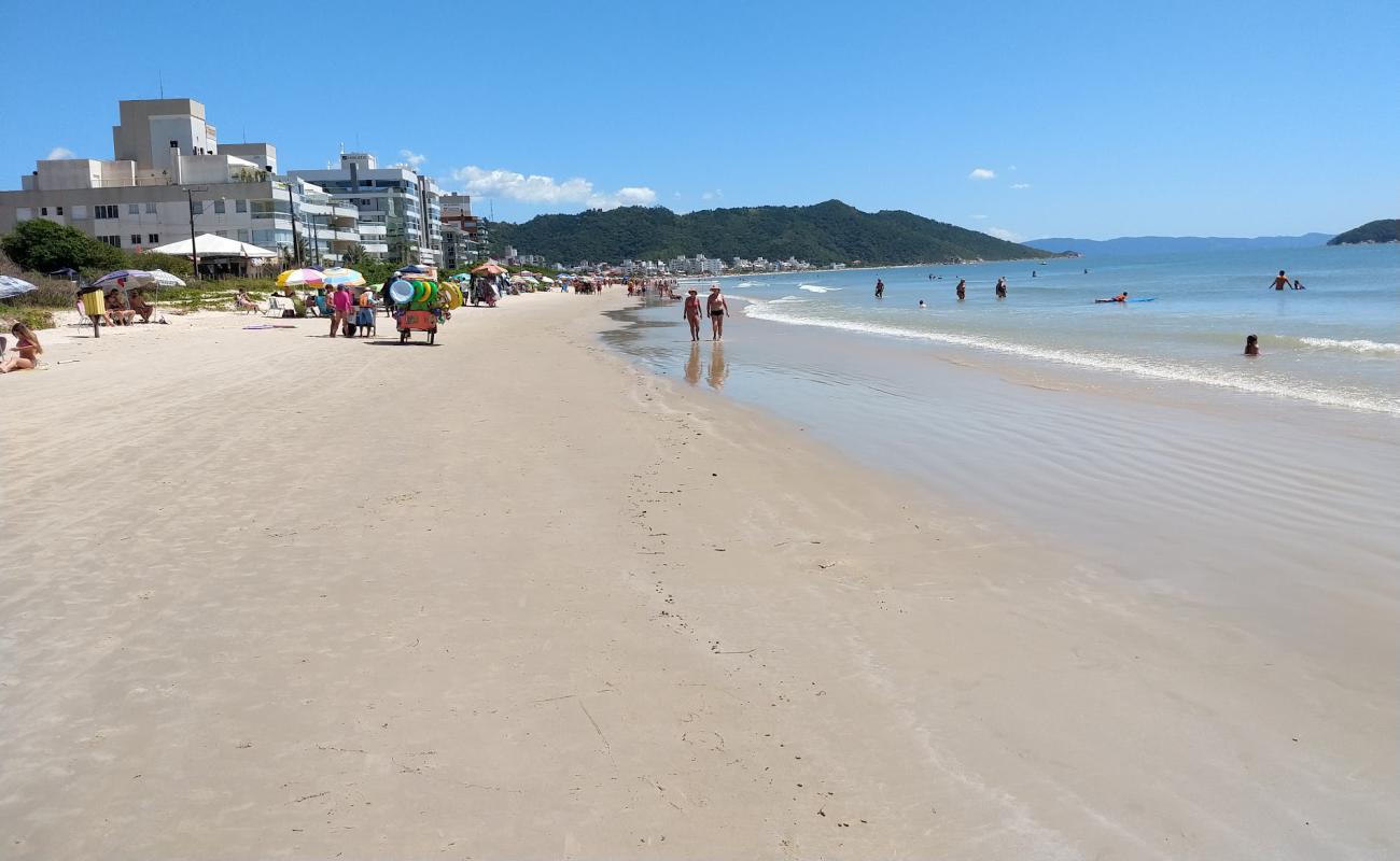 Photo of Palmas do Arvoredo Beach with bright fine sand surface