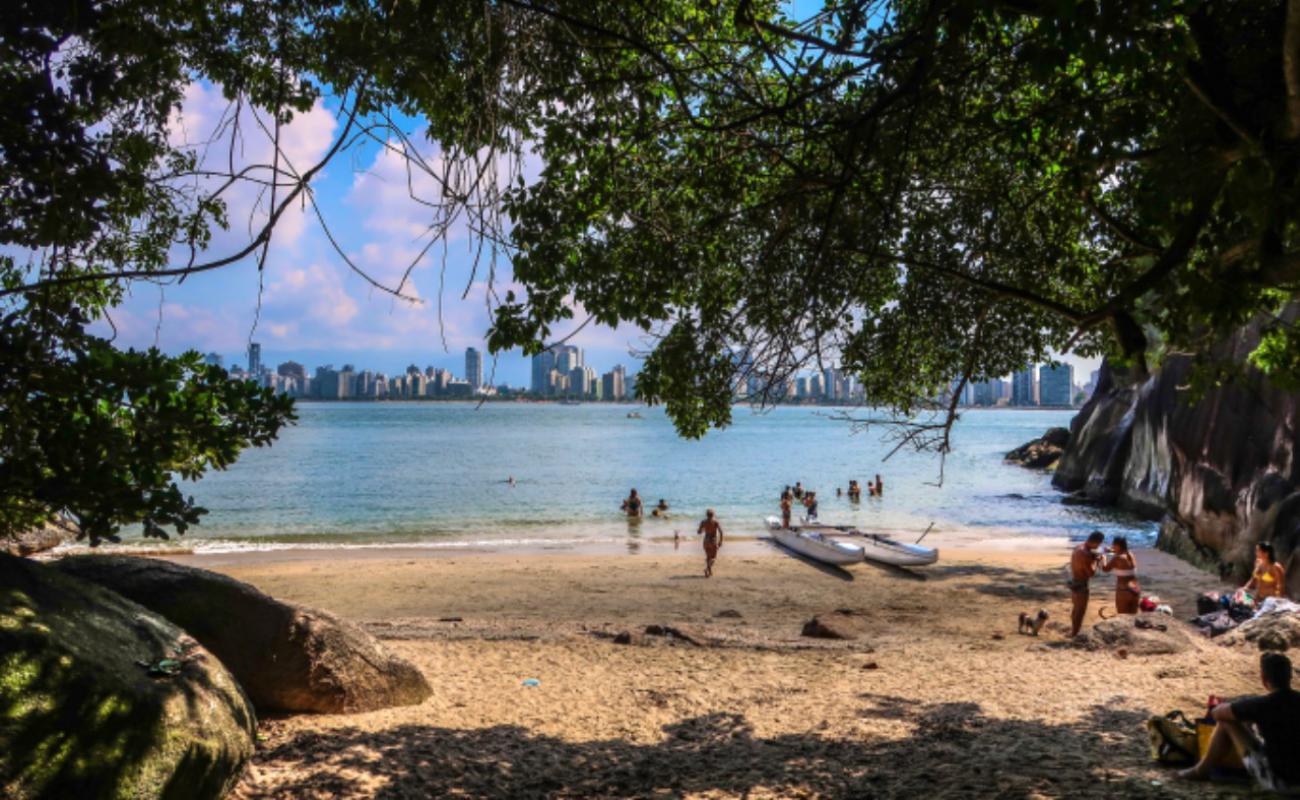 Photo of Praia do Cheira Limao with bright shell sand surface