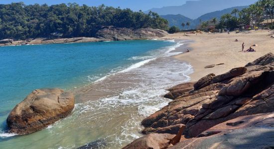 Gruta Que Chora Beach