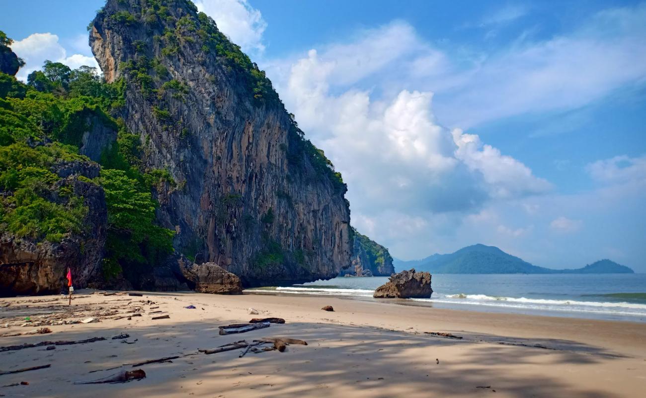 Photo of Hat Yao Beach with bright sand surface