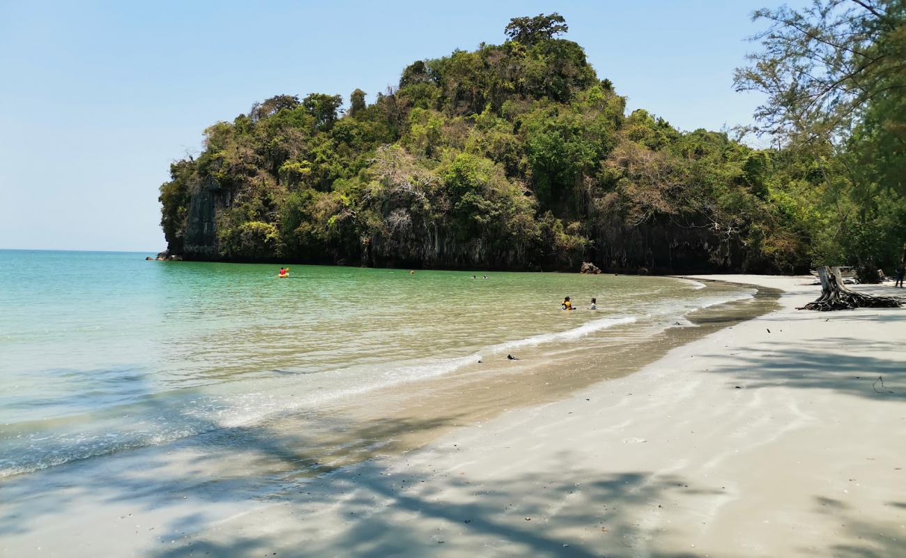 Photo of Yong Ling Beach with bright sand surface