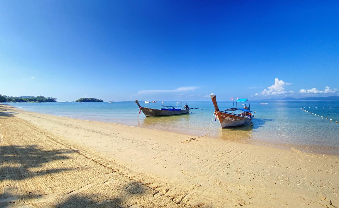 Photo of Koh Kwang Beach with bright sand surface