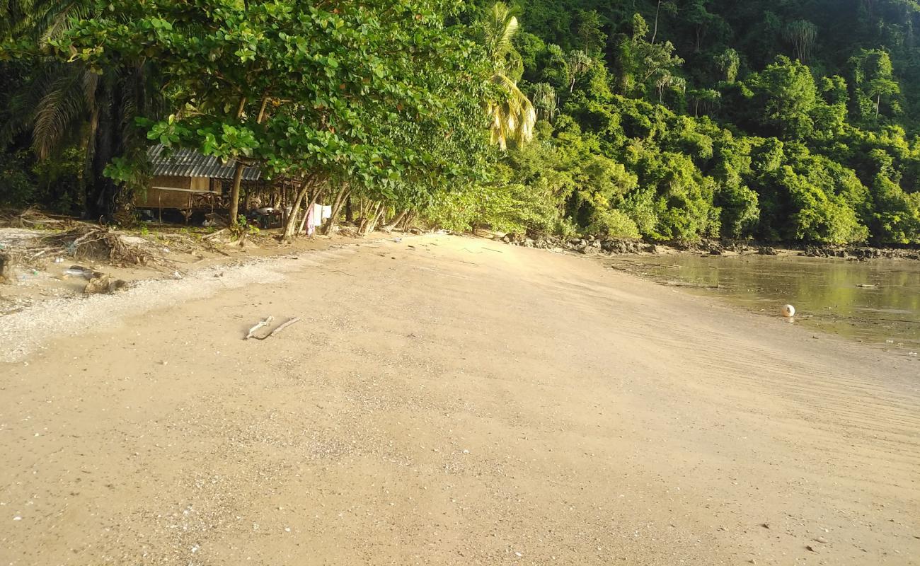 Photo of Makaren Bay Beach with bright sand & rocks surface