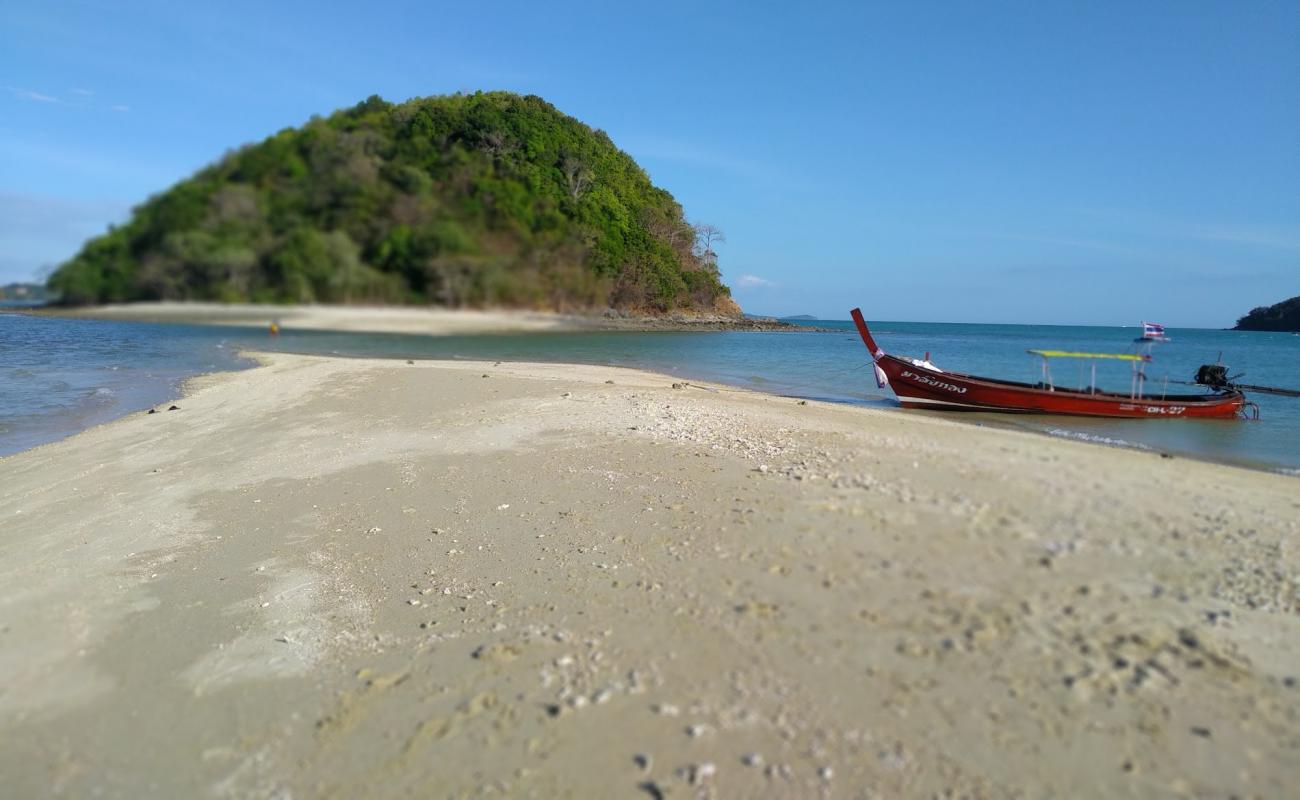 Photo of Ko Thanan Beach with bright sand surface