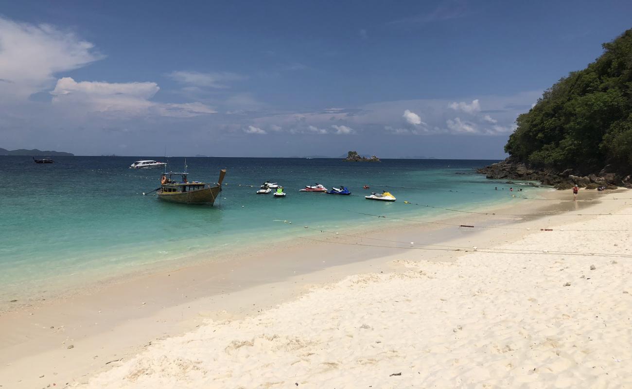 Photo of Naka Noi Island Beach with bright sand surface