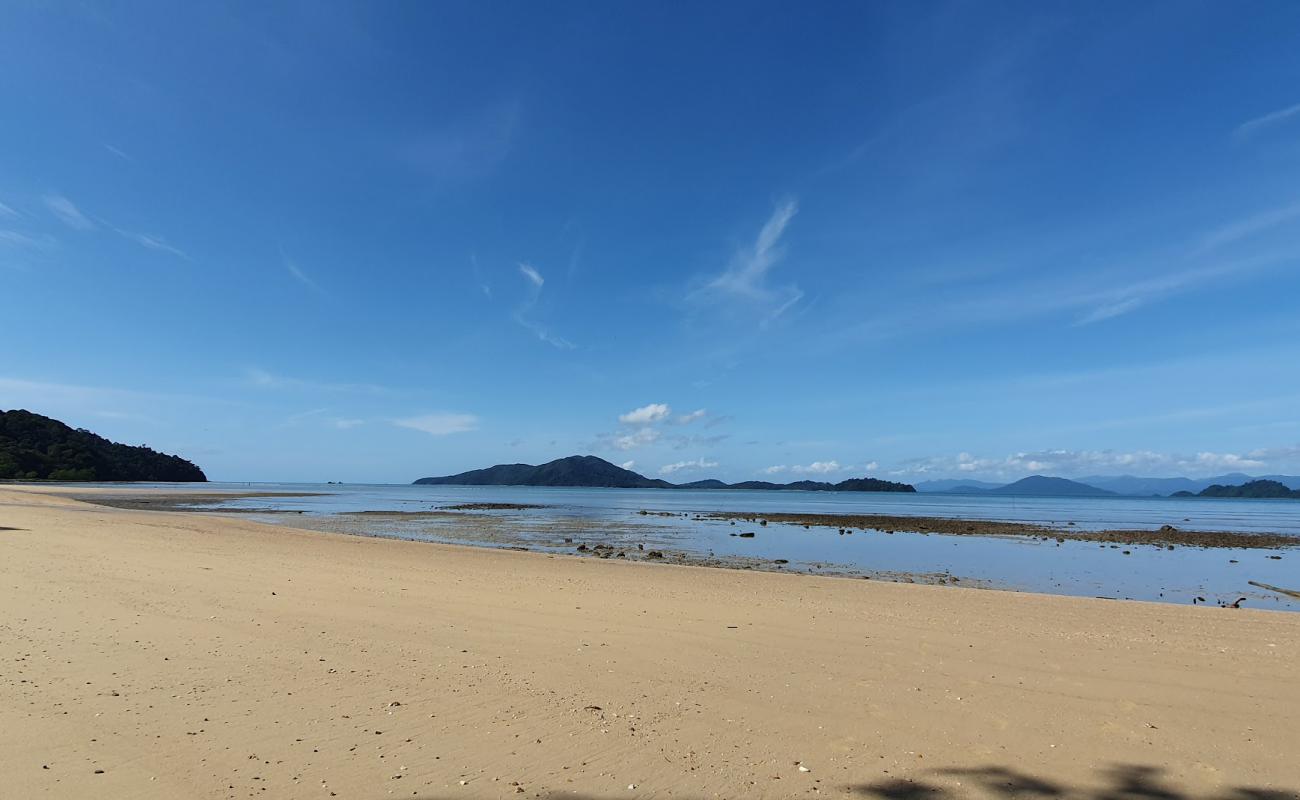 Photo of Aow Hin Kwai Beach with bright sand surface