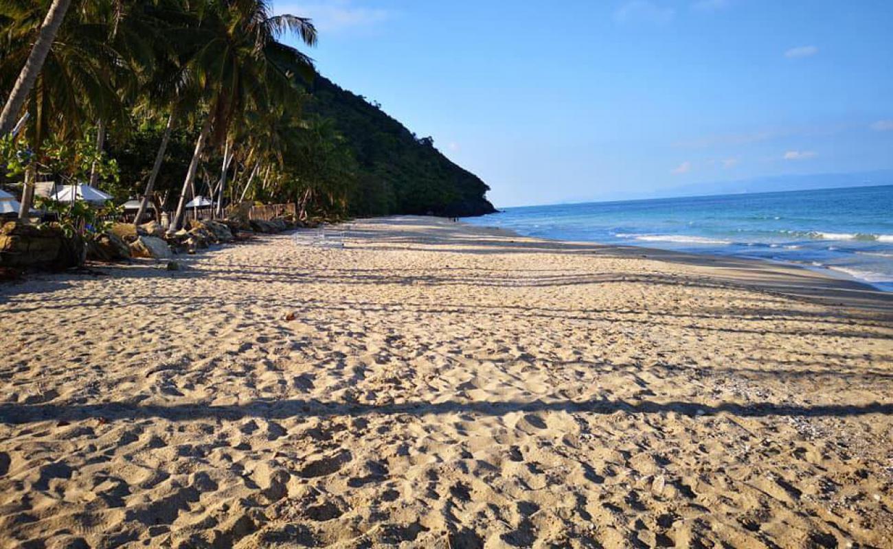 Photo of Ao Thong Ching with bright sand surface