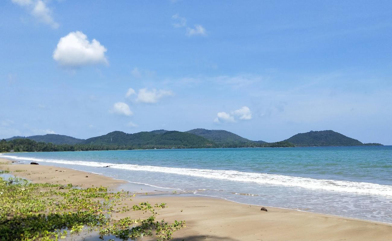 Photo of Ao Thung Makham Beach with bright sand surface