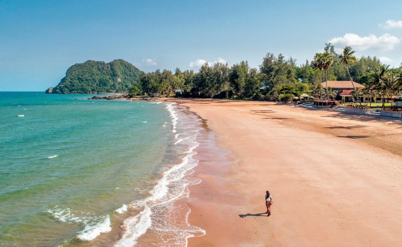 Photo of Bansaithong Beach with bright sand surface