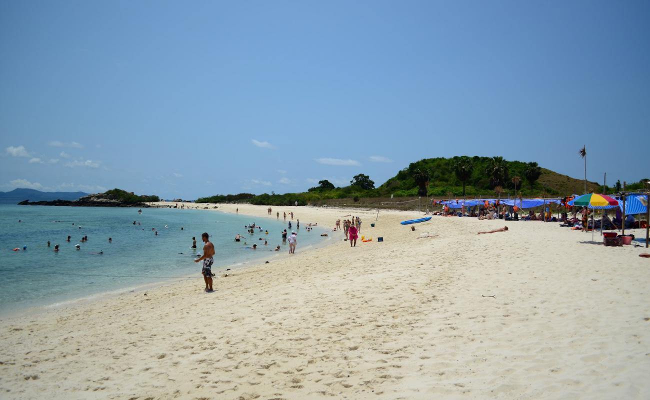 Photo of Ko Lin Beach with bright sand surface