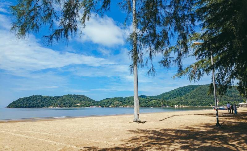 Photo of Hat Laem Sing Beach with bright sand surface