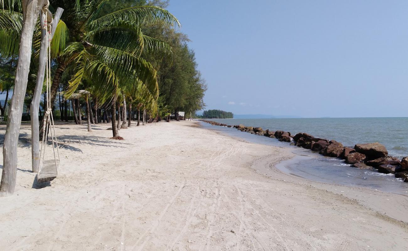 Photo of Suvarn Gleaw Thong Beach with bright fine sand surface