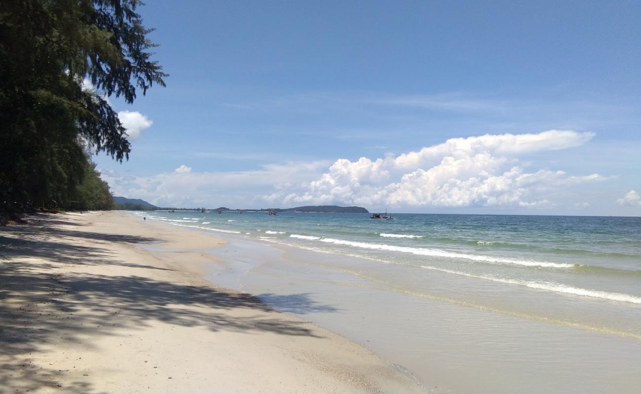 Photo of Hat Ratchakarun beach with bright sand surface