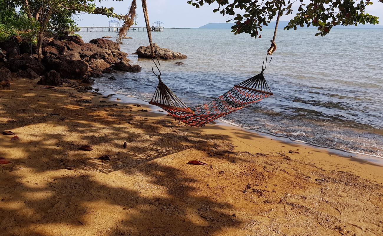 Photo of Koh Mak Buri Hut Beach with brown sand &  rocks surface