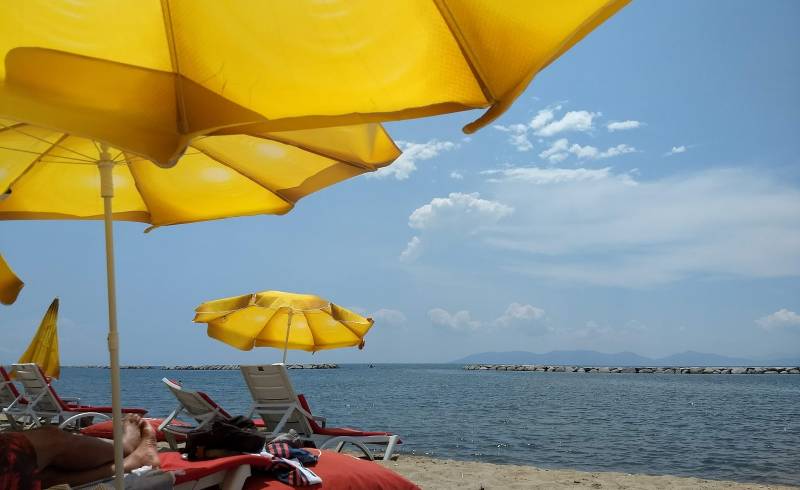 Photo of Can cafe beach with bright sand surface