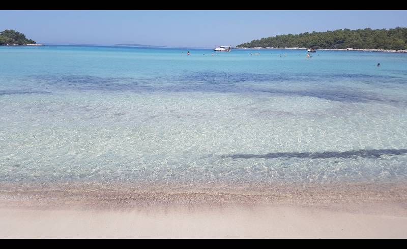 Photo of Haydar Bay with bright sand surface