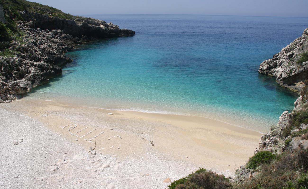 Photo of Shen Andreas Bay with white pebble surface